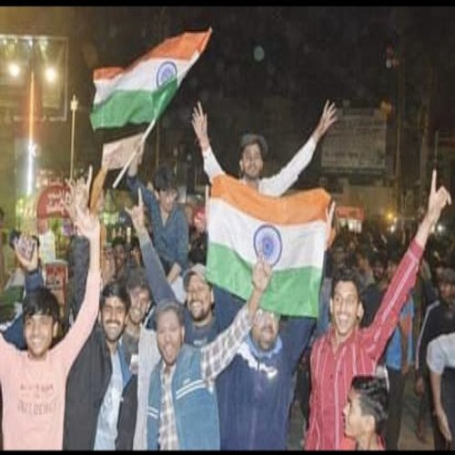 टीम इंडिया की जीत पर जश्न: बरेली में लोगों ने लहराया तिरंगा.
