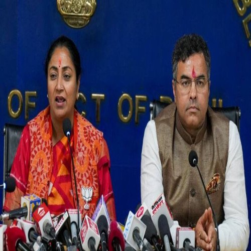 Delhi News: सीएम रेखा गुप्ता और उनके छह मंत्रियों ने रामलीला मैदान में शपथ लेने के बाद अपनी पहली कैबिनेट बैठक की.